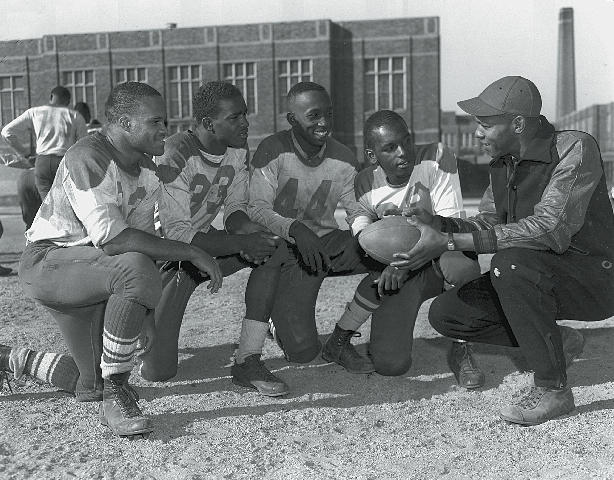 jim-brown-with-dusable-high-school-football-players